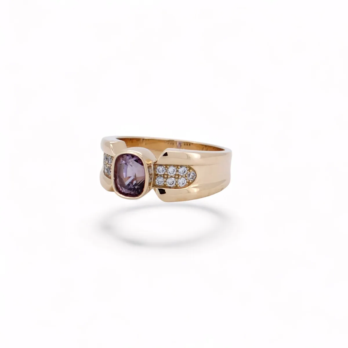 Bague élégante en or jaune avec gemme violette et double rangée de diamants