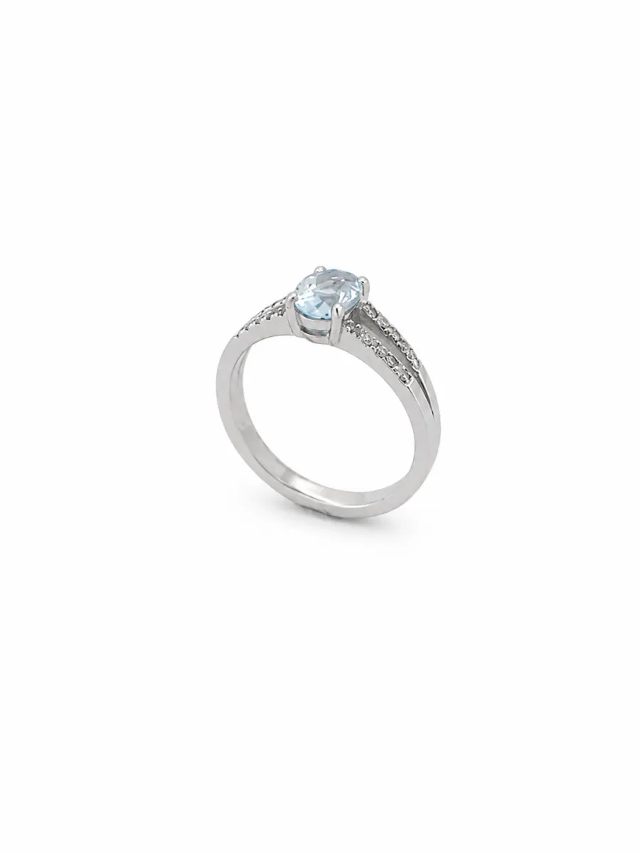 Bague en or blanc 18 carats avec aigue-marine ovale bleu ciel et diamants, création artisanale signée Maupas Sehikyan.