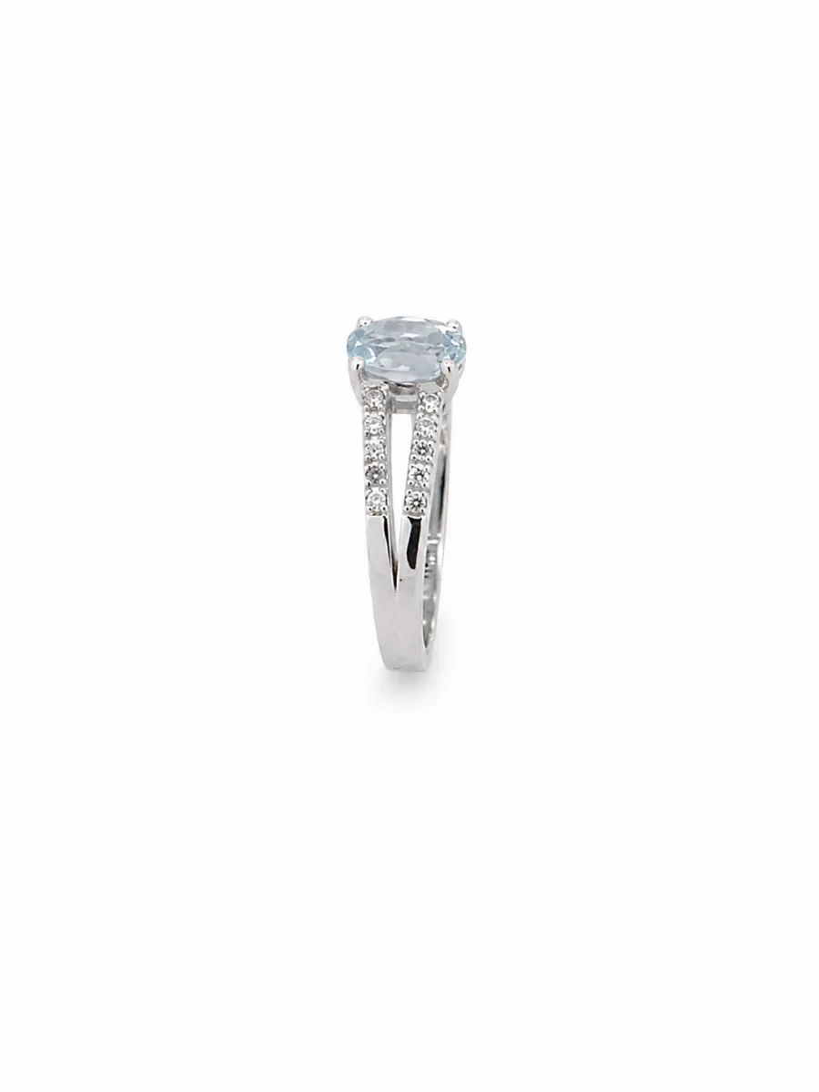 Bague de fiançailles en or blanc 18 carats sertie d\'une aigue-marine ovale naturelle et d\'un pavage de diamants, création élégante et intemporelle.