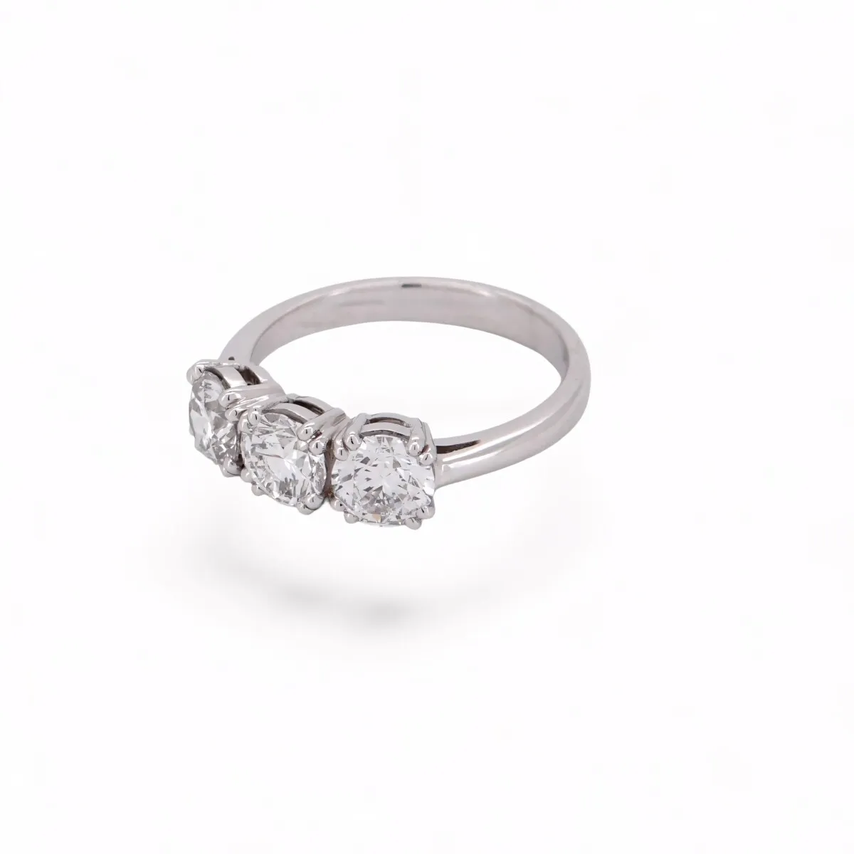 Bague de fiançailles trilogie en or blanc 18 carats ornée de trois diamants taille brillant, bijou élégant et intemporel.
