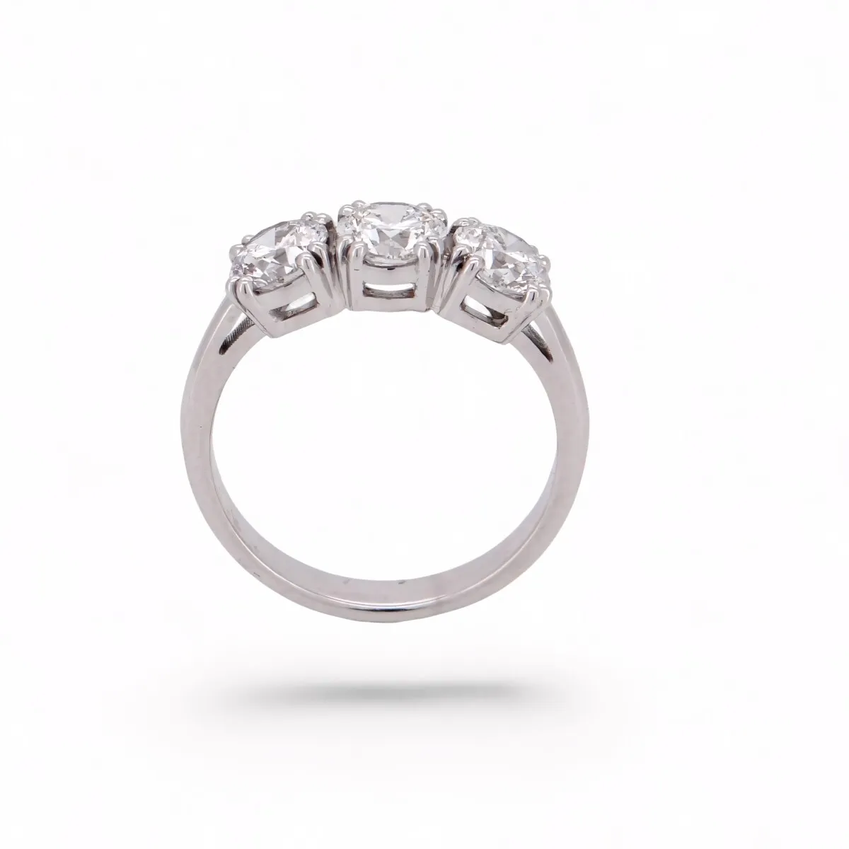 Bague trilogie en or blanc 18 carats sertie de trois diamants ronds, symbole d\'amour éternel et de haute joaillerie.