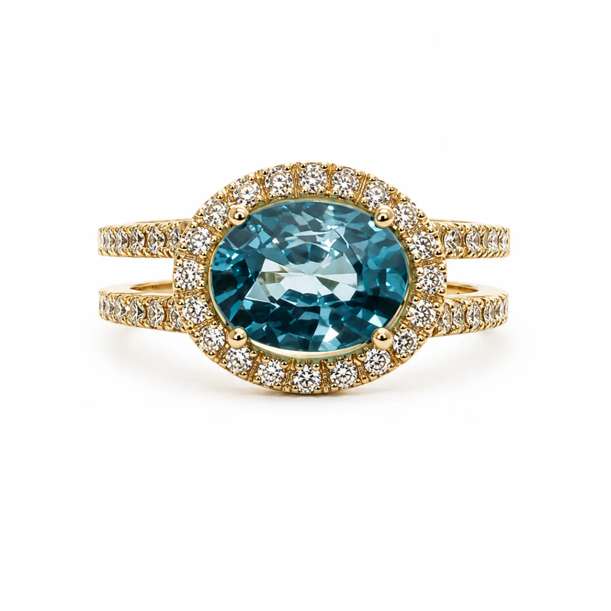Bague en or jaune 18 carats avec zircon bleu ovale, halo de diamants et double anneau pavé, création artisanale signée Maupas Sehikyan.