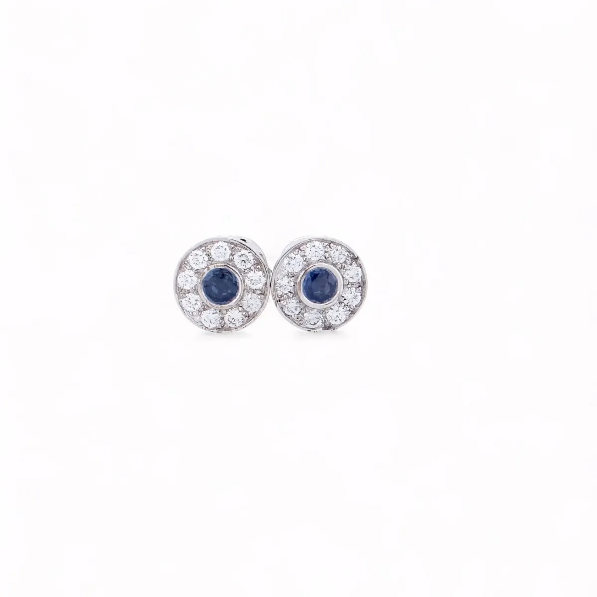 Boucles d\'oreilles en or blanc 18 carats avec saphirs de Ceylan et halo de diamants, création artisanale signée Maupas Sehikyan.