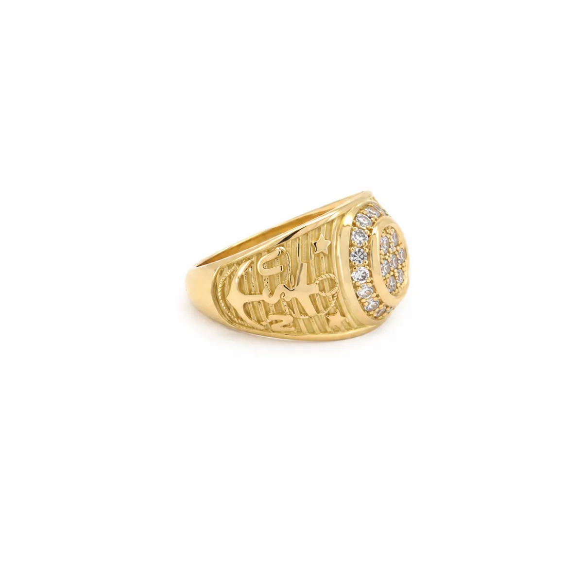 Chevalière en or jaune 18 carats pavée de diamants avec ancre gravée et détails ajourés, création artisanale signée Maupas Sehikyan.