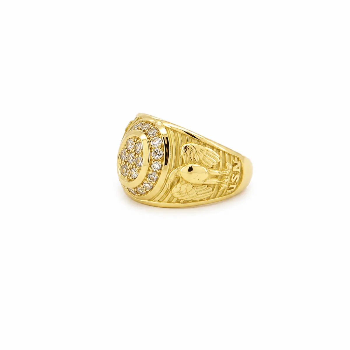 Chevalière en or jaune 18 carats sertie de diamants ronds avec motifs gravés et symbole ancre, bague homme au style marin et contemporain.