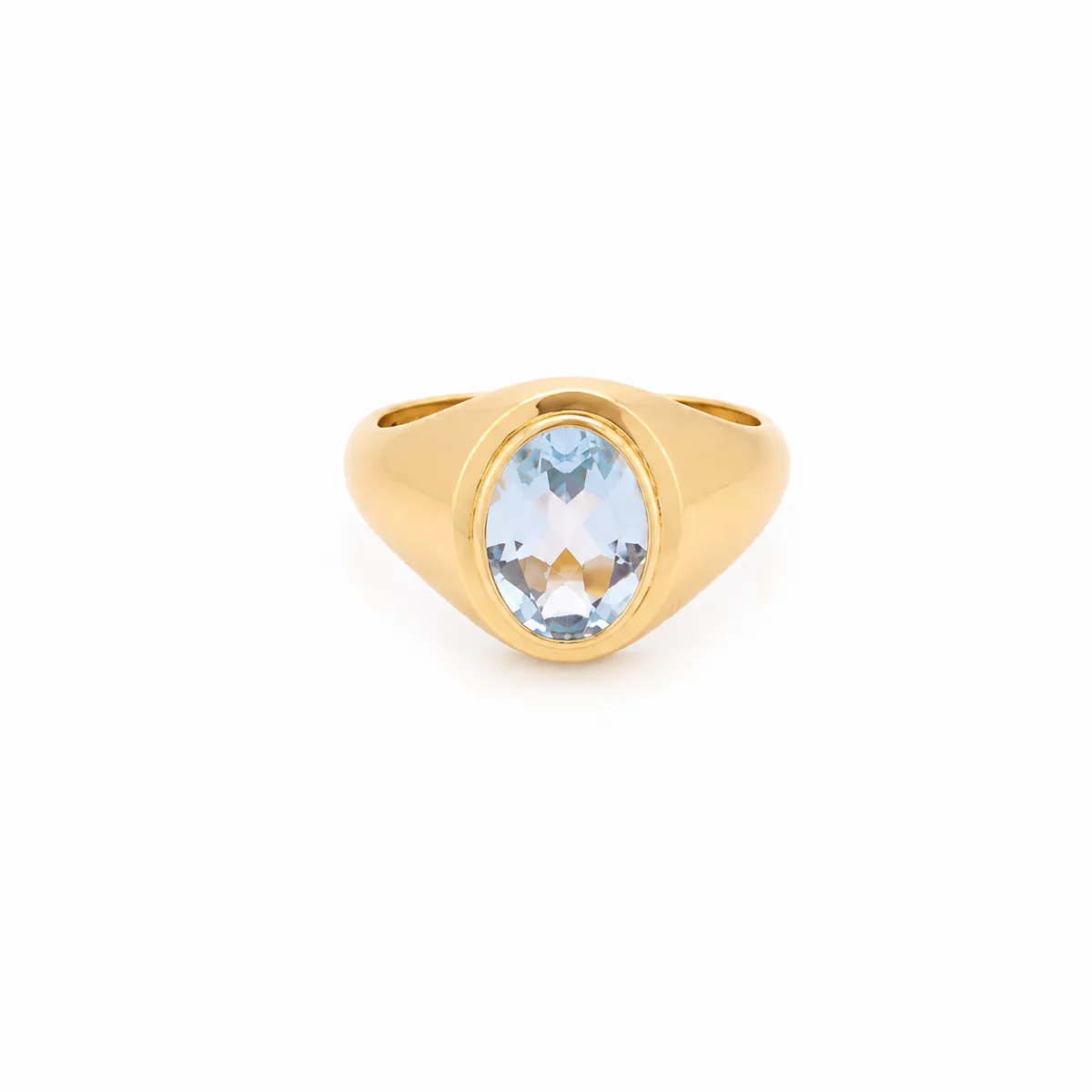 Chevalière en or jaune 18 carats sertie d\'une aigue-marine ovale en serti clos, bague homme au design élégant et contemporain.