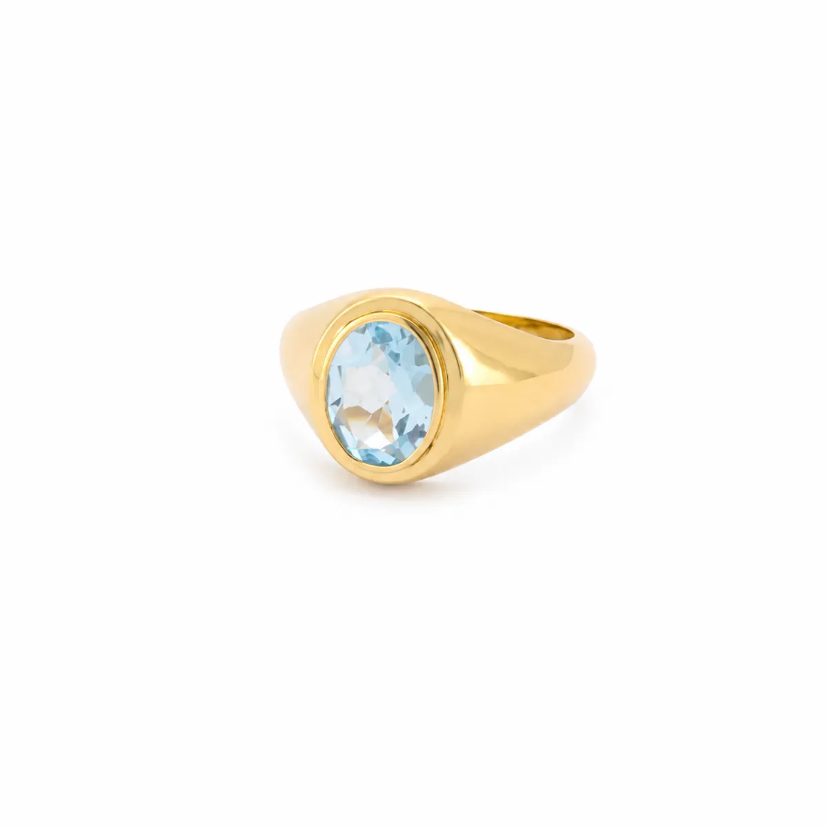 Bague chevalière en or jaune 18 carats ornée d\'une aigue-marine bleu ciel, bijou de haute joaillerie au style intemporel et raffiné.