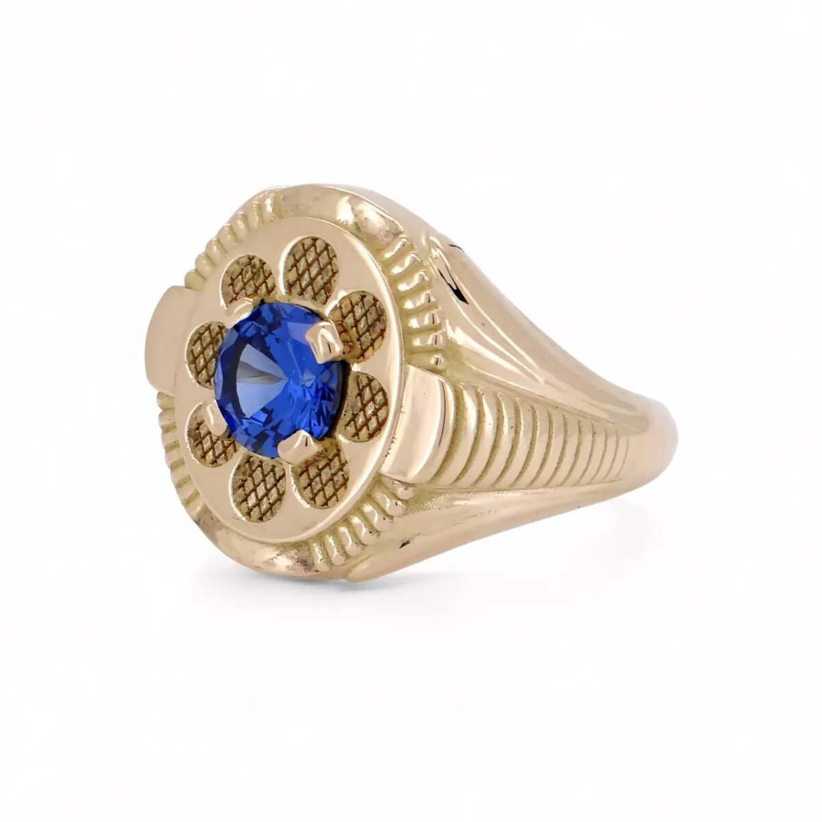 Chevalière homme en or jaune 18 carats sertie d\'un oxyde de zircon bleu rond, bague élégante aux finitions gravées et au style intemporel.
