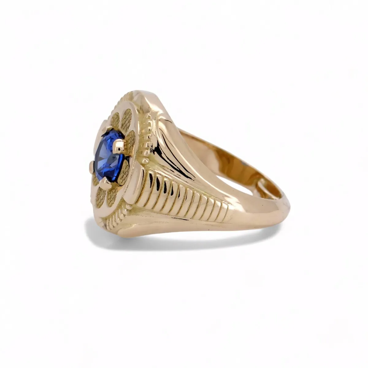 Bague chevalière en or jaune 18 carats ornée d\'un oxyde de zircon bleu taille ronde, bijou de caractère inspiré de la haute joaillerie.