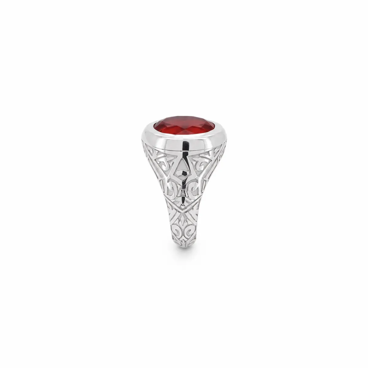 Bague chevalière en or blanc 18 carats ornée d\'un rubis ovale rouge, bijou de haute joaillerie au design oriental élégant et intemporel.