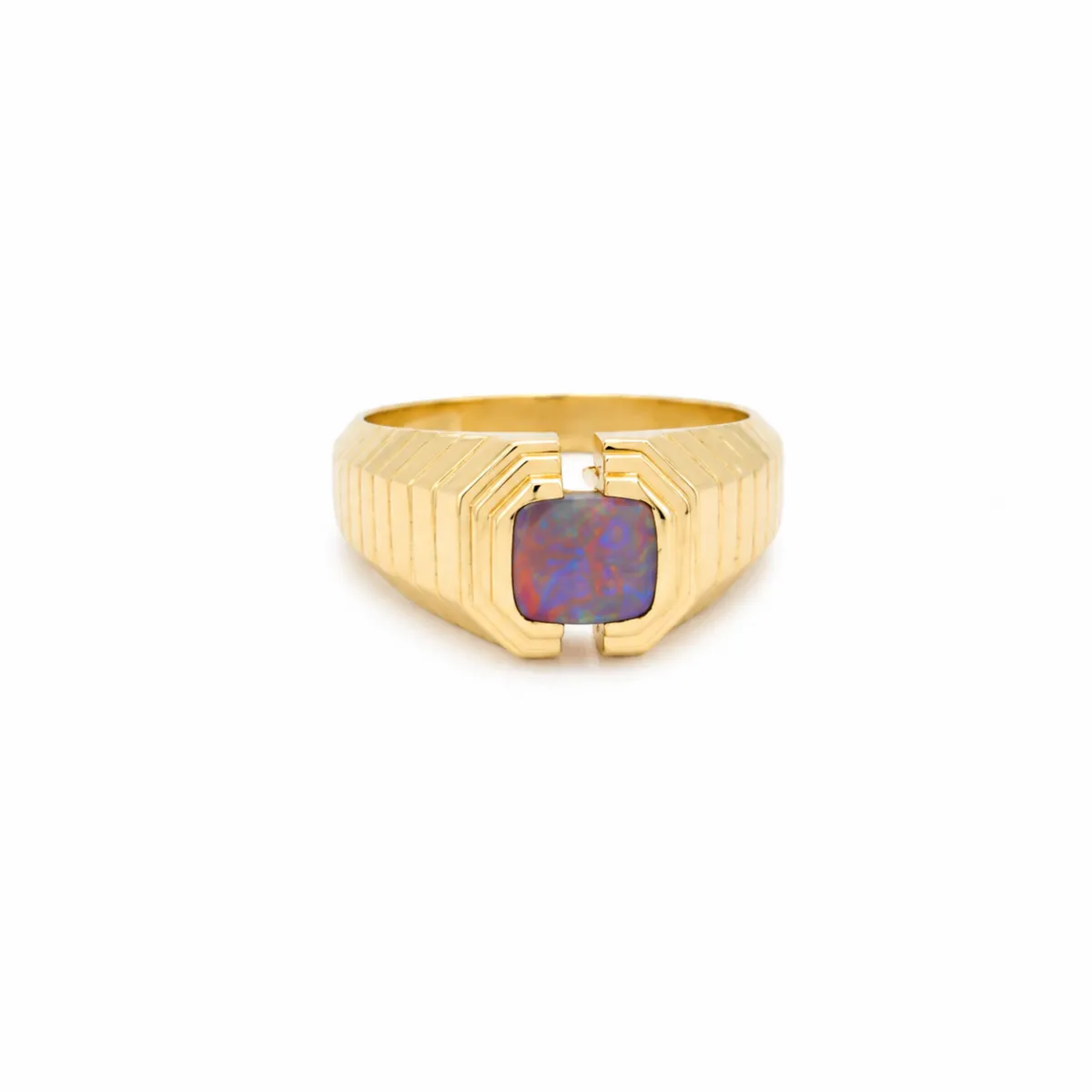 Chevalière en or jaune 18 carats sertie d\'une opale australienne carrée aux reflets multicolores, bague homme au style vintage et élégant.