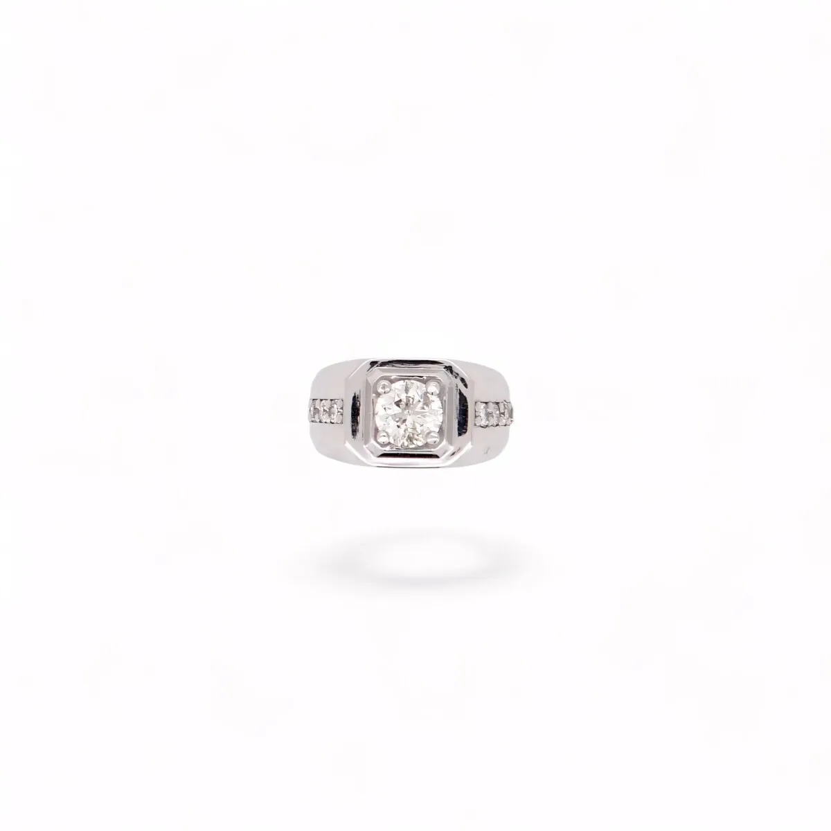 Chevalière moderne en or blanc avec pierre centrale et rangée de diamants sur les flancs