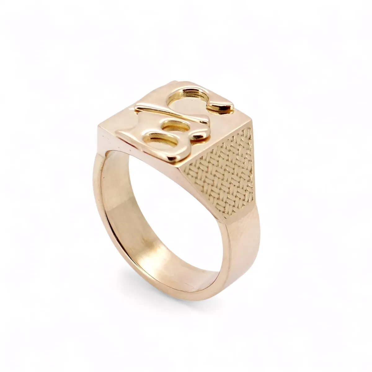 Bague chevalière en or jaune avec motif gravé et finition texturée sur les côtés