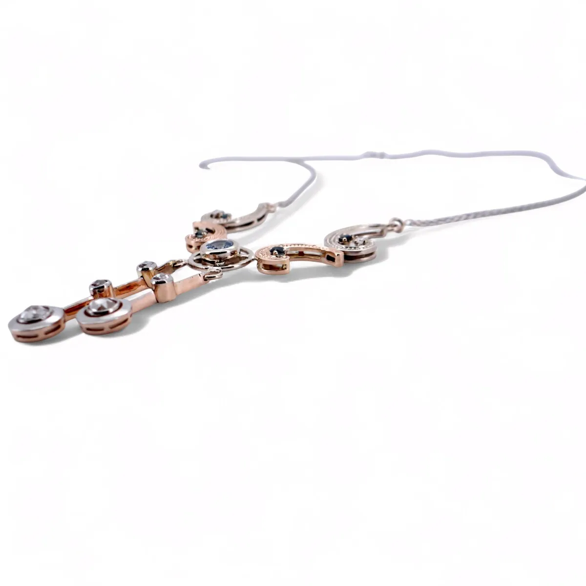 Collier en or blanc et or rose avec pierres bleues et diamants en pampilles