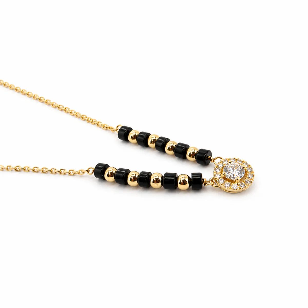 Collier en or jaune 18 carats avec onyx noir et pendentif diamant halo, création artisanale signée Maupas Sehikyan.
