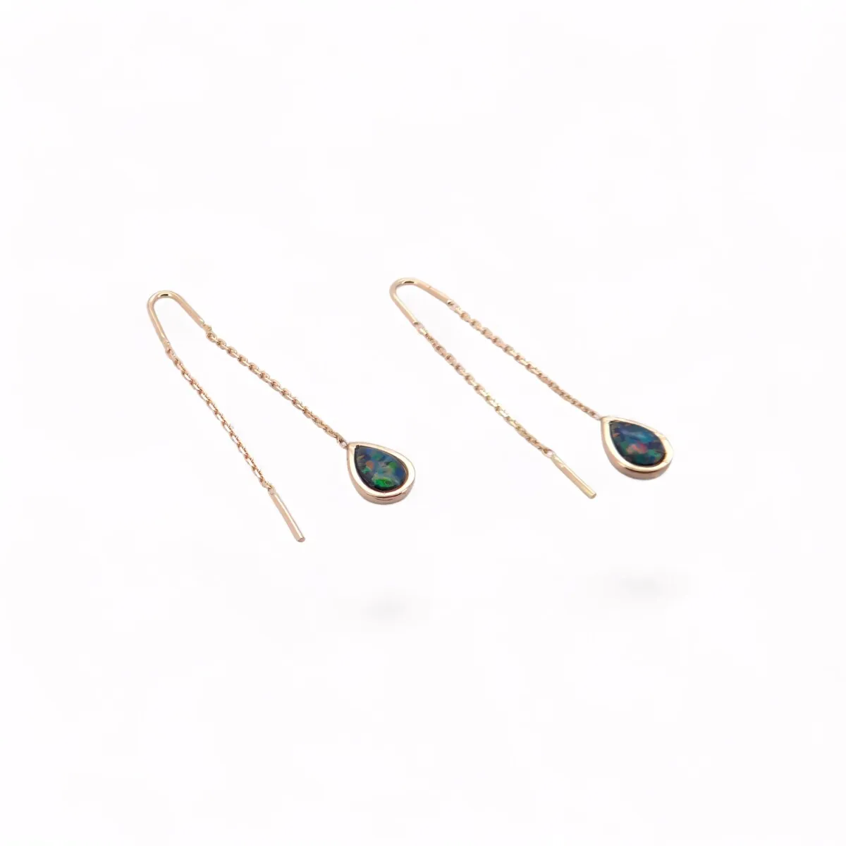 boucles d oreilles goutte serti d’une opale aux nuances bleues et vertes