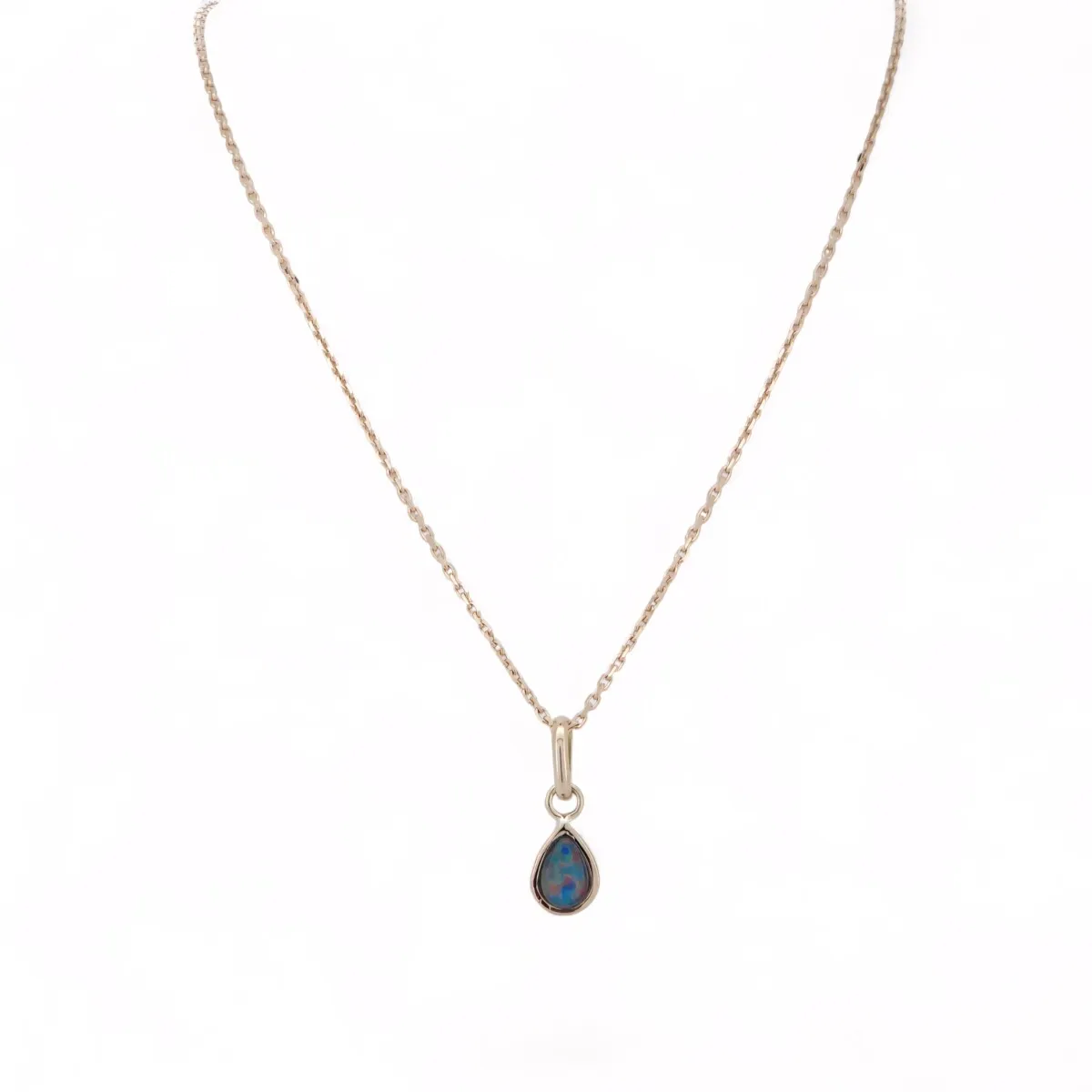 Collier fin en or avec pendentif goutte en opale aux couleurs changeantes