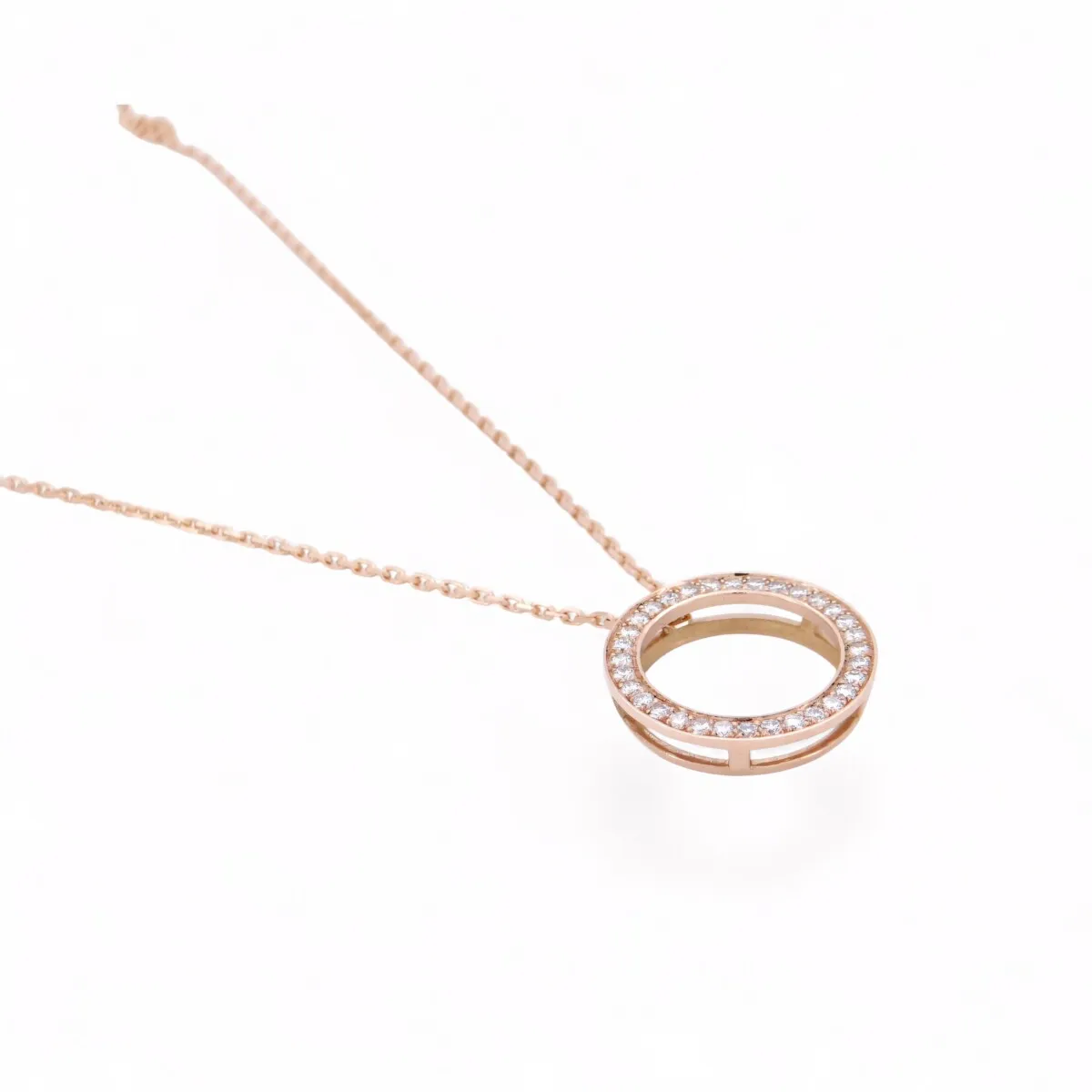 Collier en or rose 18 carats avec pendentif cercle serti de diamants, création artisanale signée Maupas Sehikyan.