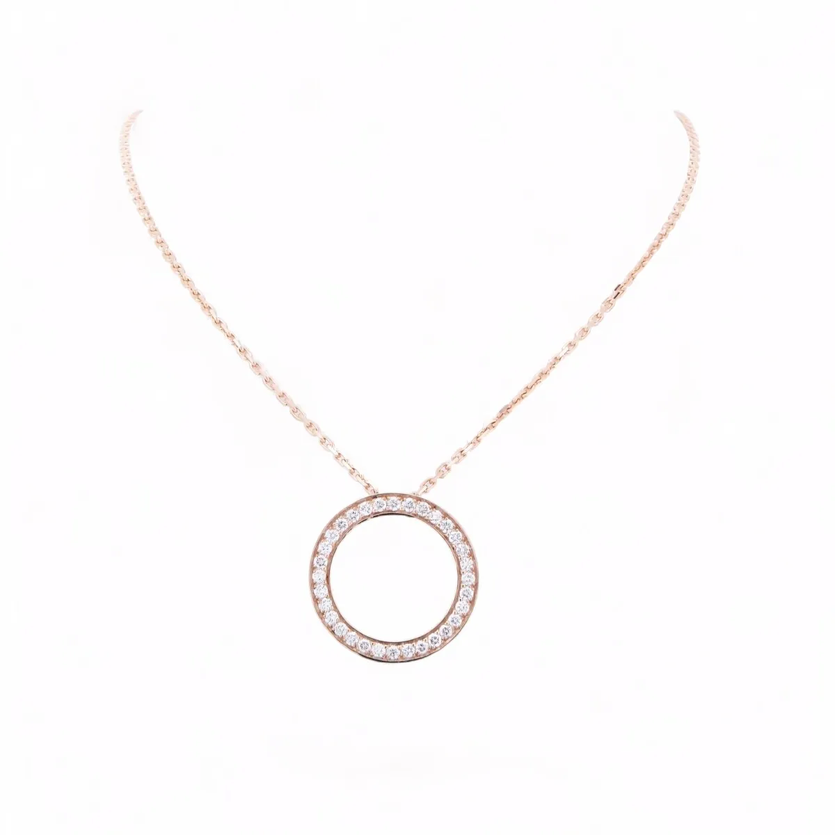 Collier en or rose 18 carats orné d\'un pendentif cercle ajouré pavé de diamants, bijou de haute joaillerie élégant et lumineux.