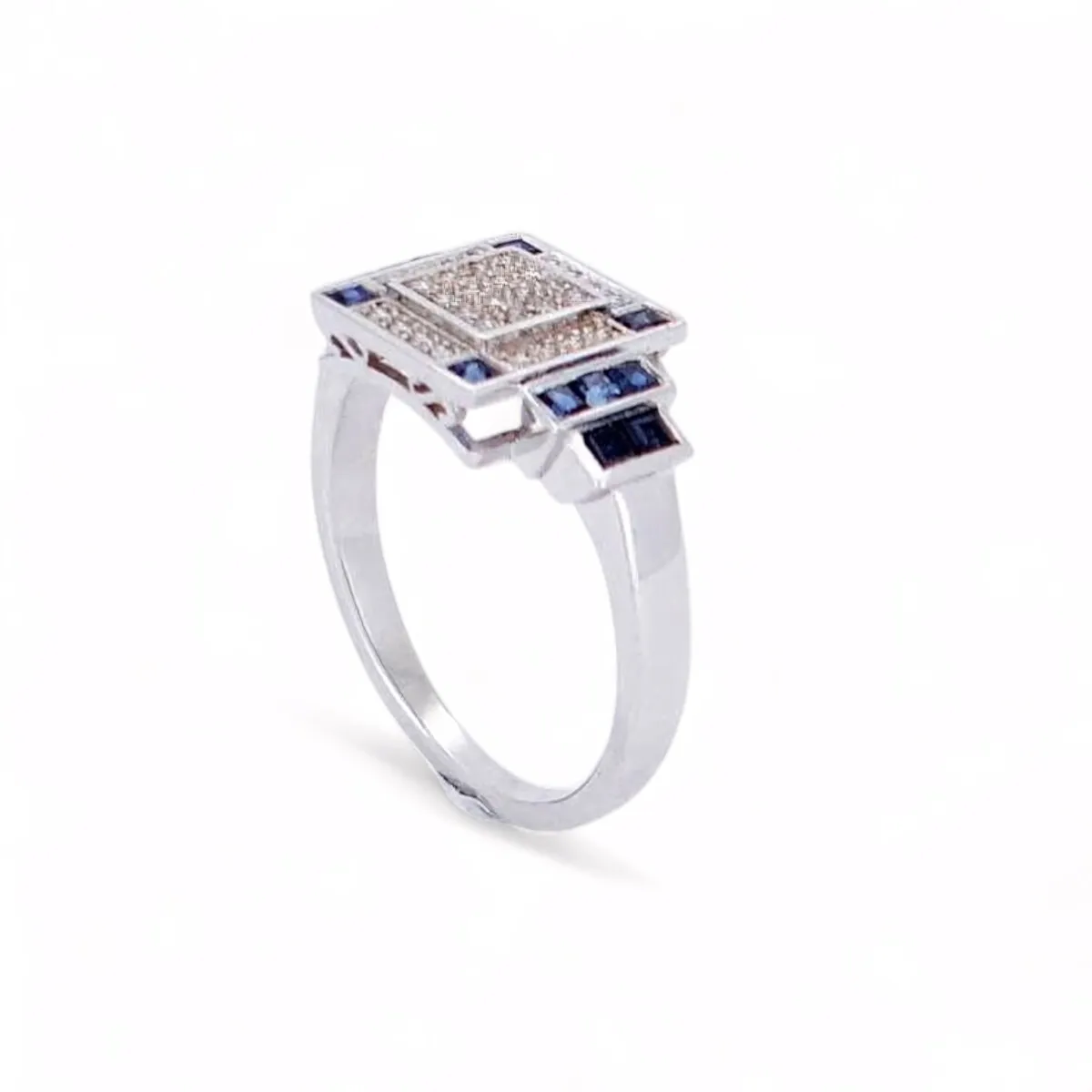 Bague Art Déco diamant et saphir en or blanc, bijou vintage géométrique avec pavage central et pierres bleues