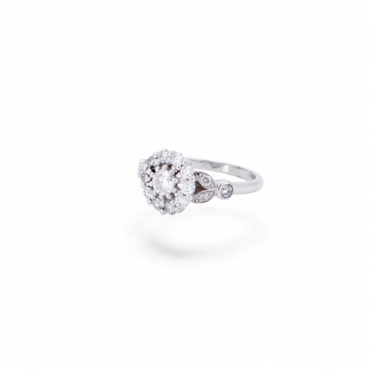 Bague diamant en or blanc style marguerite, pavage de diamants et design floral raffiné