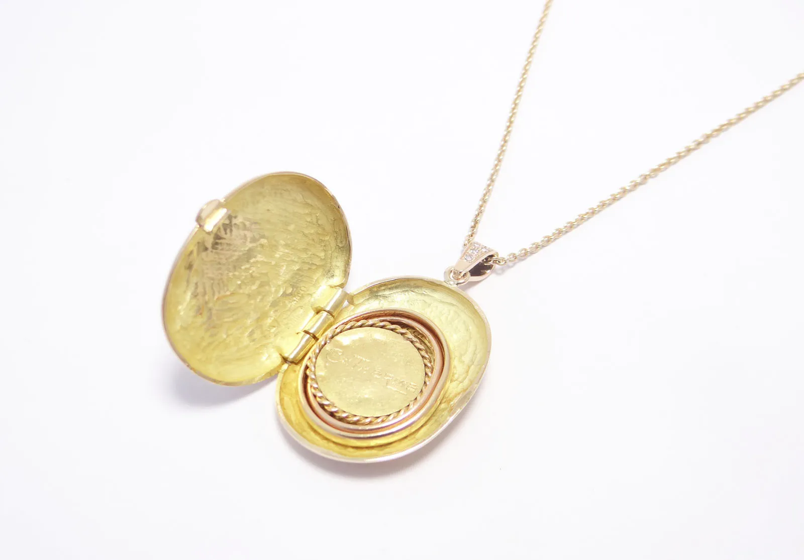 18-carat yellow gold photo locket: a family memory to wear
