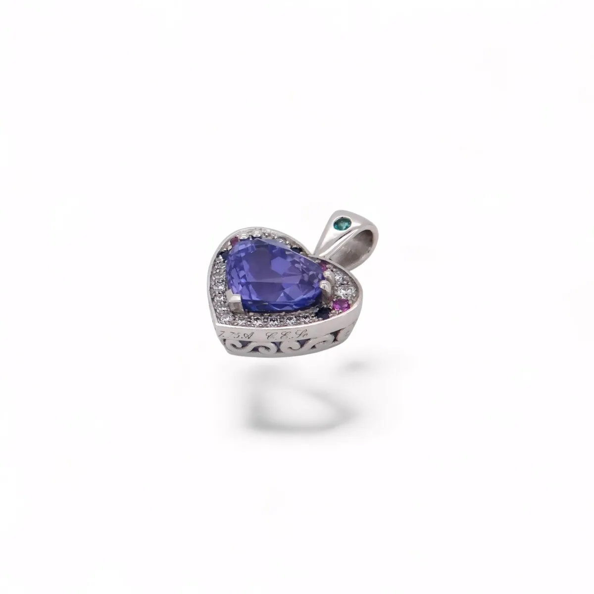 Pendentif joaillier cœur avec pierre violette, diamants et pierres colorées sur bélière