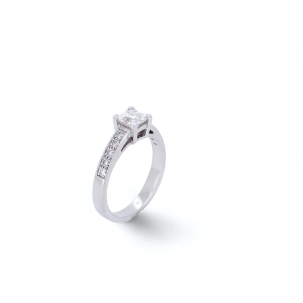 Bague de fiançailles en or blanc sertie d’un diamant avec pavage de diamants latéraux