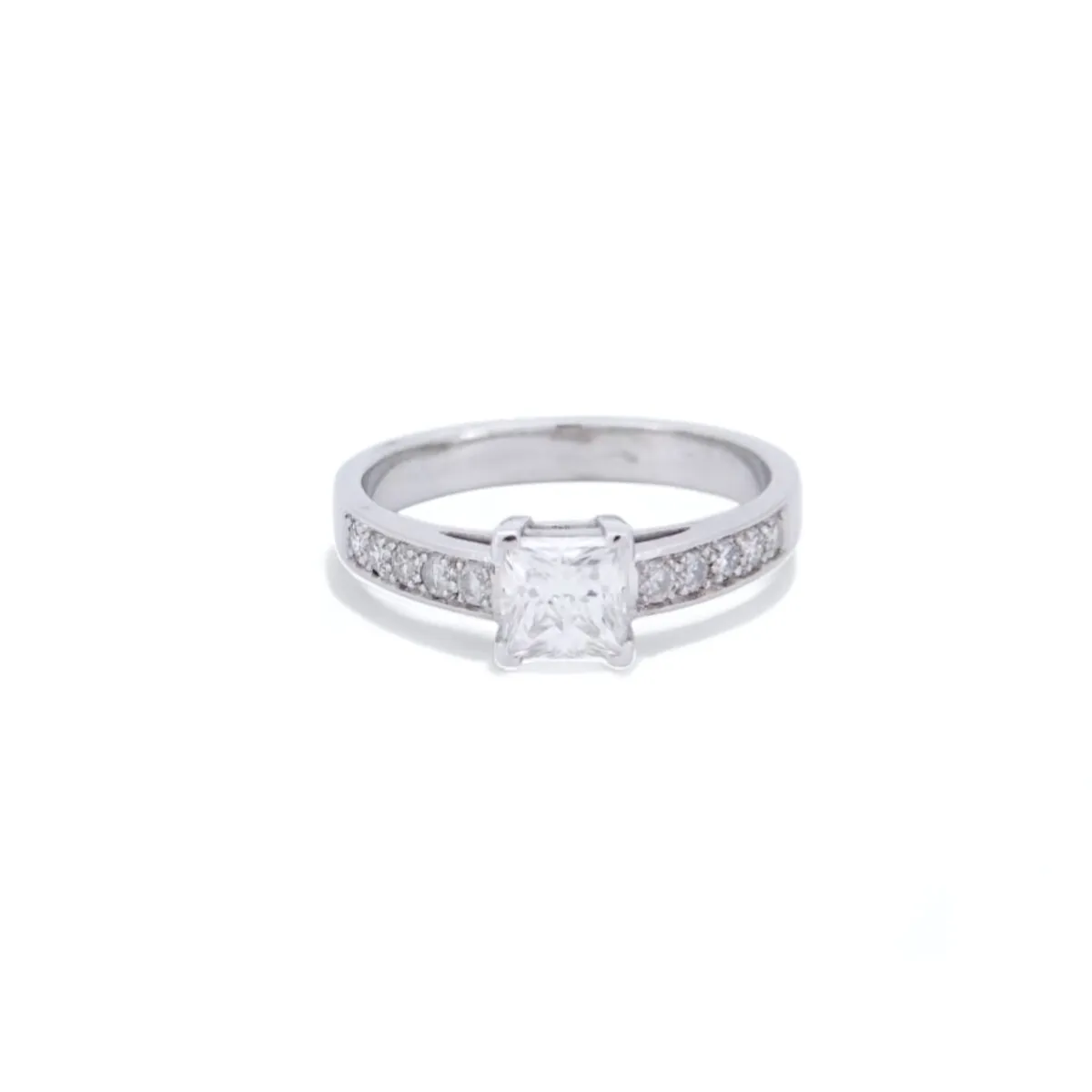 Bague raffinée en or blanc avec diamant taille brillant et détails pavés