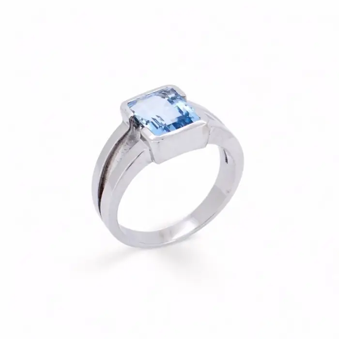 Bague en or blanc 18 carats avec aigue-marine bleu ciel taille émeraude, création artisanale signée Maupas Sehikyan.