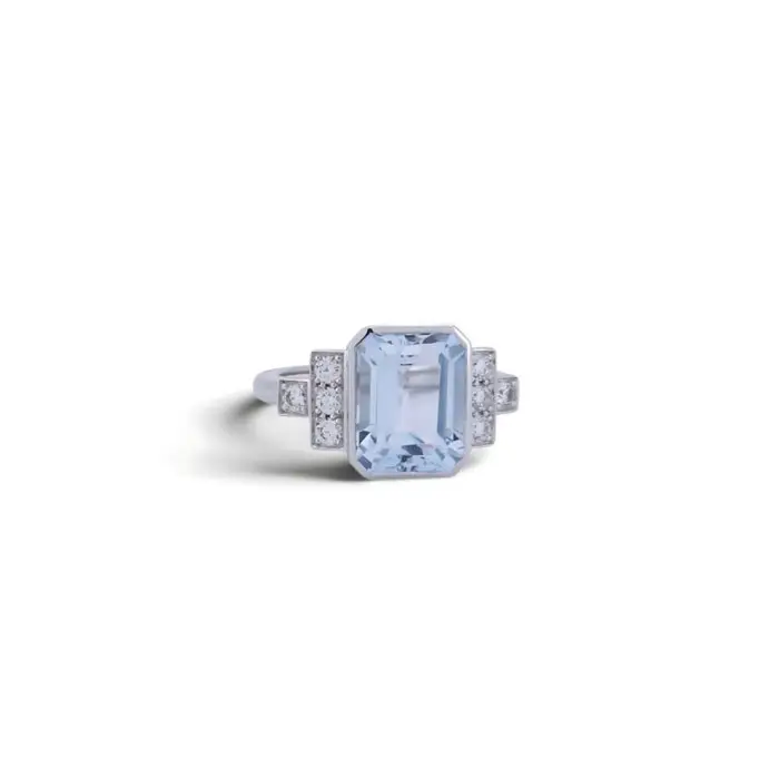 Bague aigue-marine rectangulaire et diamants en or blanc 18 carats de style Art déco, vue de face