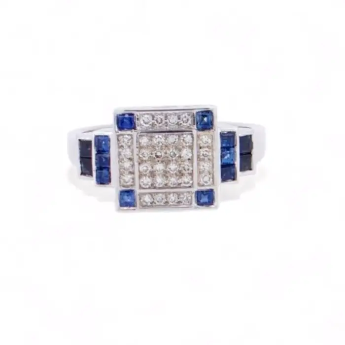 Bague Art Déco en or blanc avec diamants et saphirs, motif géométrique escalier vintage élégant