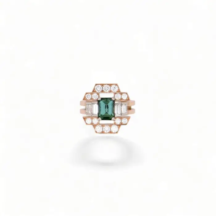 Bague en or rose avec pierre verte centrale et diamants en serti géométrique