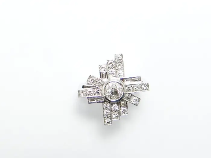 "Bague Art Déco en or blanc 18 carats sertie de diamants taille brillant, caractérisée par un design géométrique élégant typique des années 1930. Cette pièce unique incarne le style intemporel de l'Art Déco, alliant sophistication et éclat des pierres précieuses."