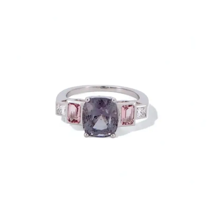 bague spinelle gris violet 3 4 carats au centre serti de diamant carré et tourmaline sur les cotés