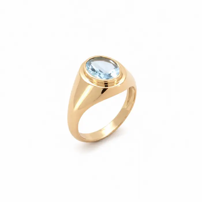 Chevalière en or jaune 18 carats avec aigue-marine naturelle ovale en serti clos, création artisanale signée Maupas Sehikyan.