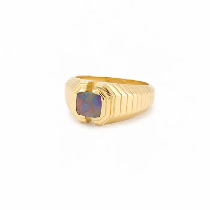 Chevalière en or jaune 18 carats avec opale australienne naturelle aux reflets irisés, création artisanale signée Maupas Sehikyan.