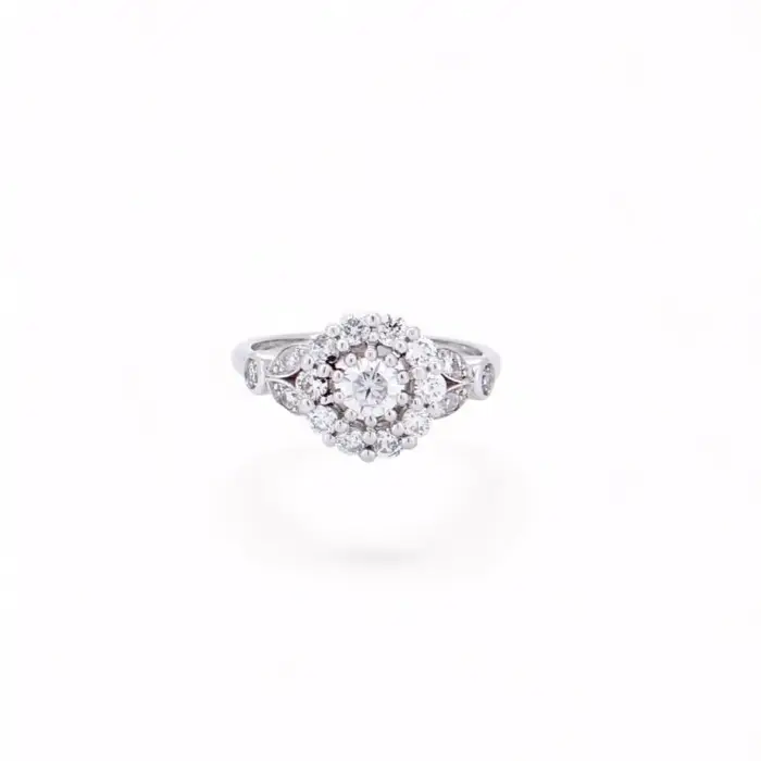 Bague en or blanc avec diamant central entouré de diamants, motif fleur vintage élégant