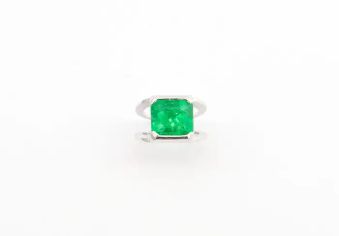 bague émeraude taille émeraude 2 carats serti en semi clos monture or blanc