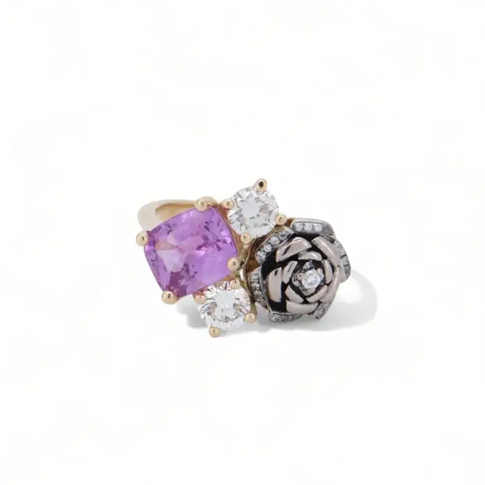 Bague originale en or avec pierre rose taille coussin, diamants et fleur pavée