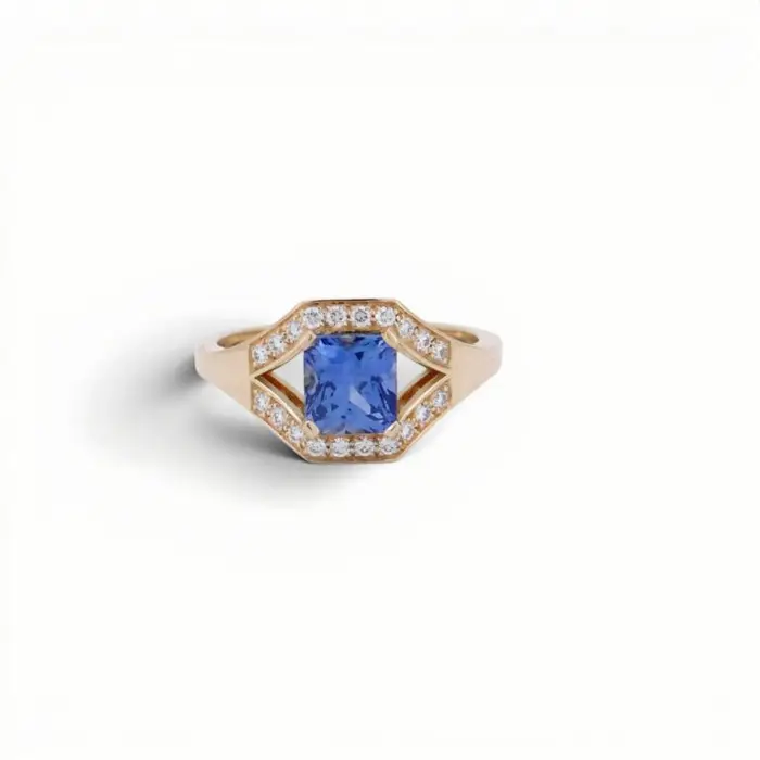 Bague or rose au design géométrique, saphir bleu central encadré de diamants sertis, vue de trois-quarts