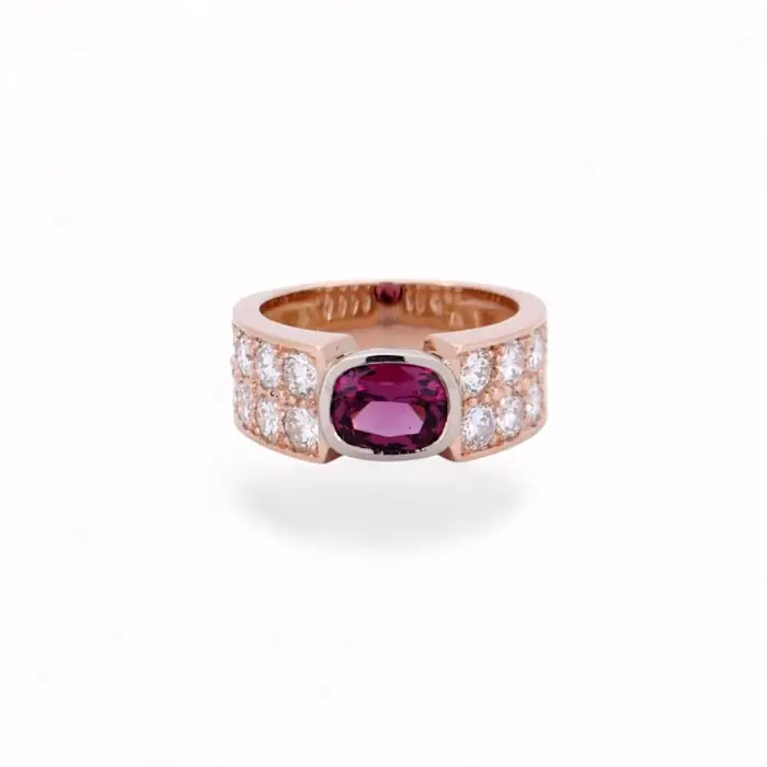 Bague en or rose avec pierre centrale rouge type rubis et pavage de diamants sur les côtés