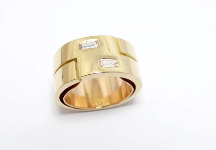 bague en or jaune 18 carats anneau large avec un ressort et deux diamant baguettes