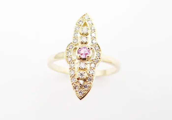 bague marquise en or jaune 18 carats au centre une tourmaline rose et autour des diamants serti