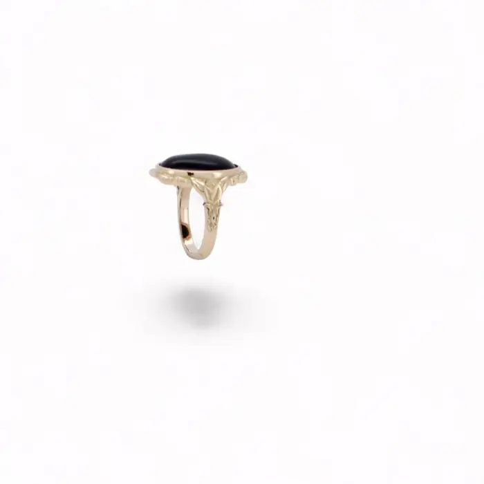 Chevalière en or jaune 18 carats avec onyx noir ovale poli, création artisanale signée Maupas Sehikyan, bijou de caractère et d'élégance.