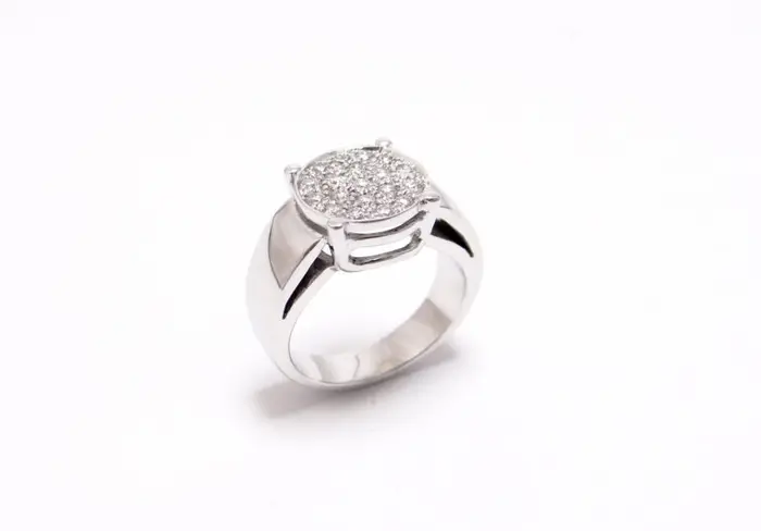 bague pavage diamant en or blanc 18 carats rhodié