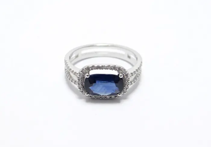 bague saphir coussin et diamant serti tout autour monture or blanc 18 carats