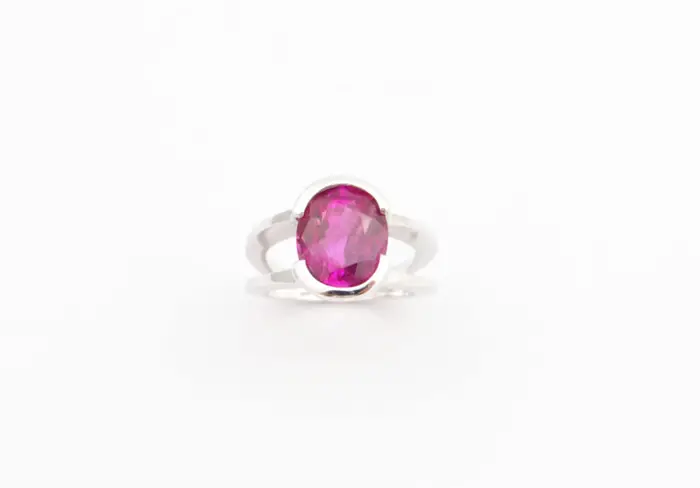 bague rubis ovale 3 carats serti semi clos monture en or blanc 18 carats