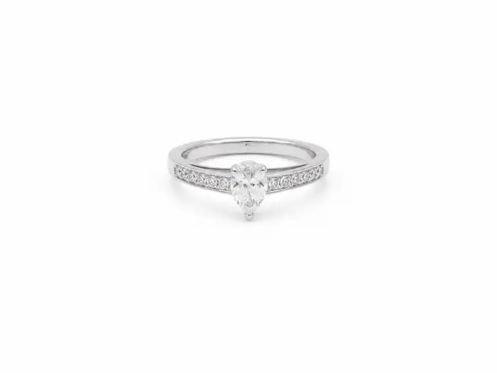 Solitaire en or blanc 18 carats avec diamant taille poire et pavage de diamants, création artisanale signée Maupas Sehikyan.