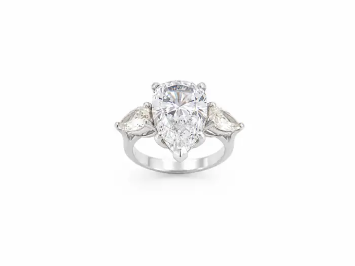 Bague de fiançailles en or blanc 18 carats avec diamant central taille poire et diamants latéraux taille marquise, création artisanale par Maupas Sehikyan.
